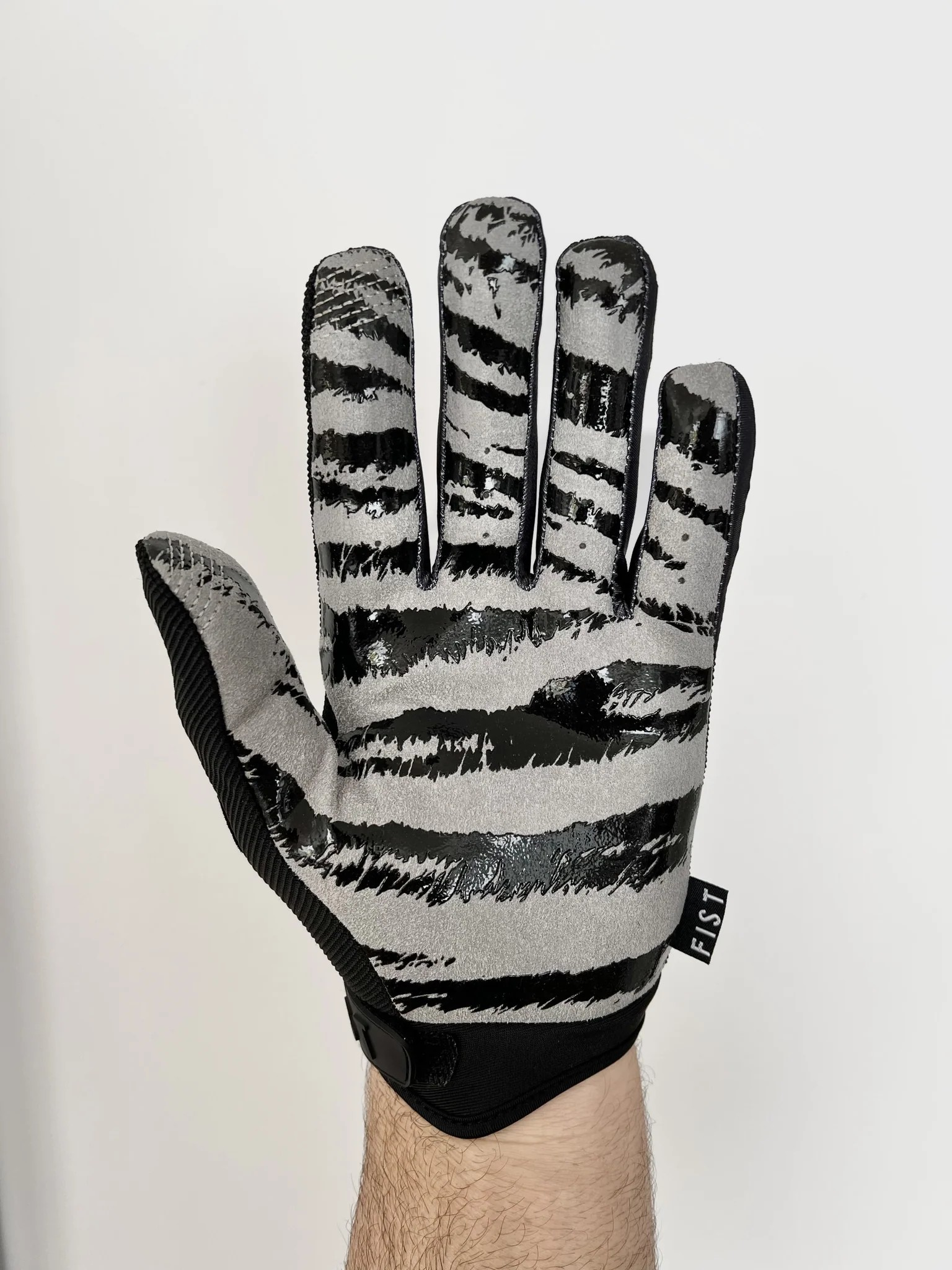 THE HOOLIGANS X FIST GLOVES V2 - Image 2